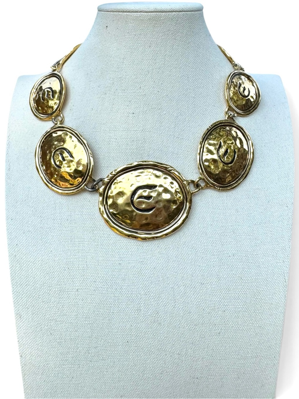 ELIZABETH TAYLOR Vintage Bold “Gold Coast” Collection Hammered Disc Necklace - Picture 3 of 9